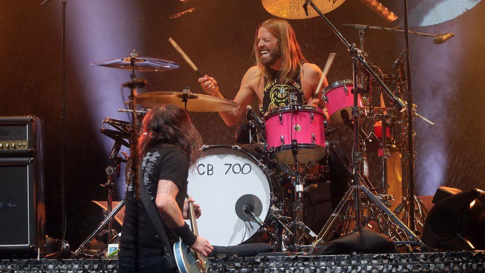 Vdiq në moshën 50-vjeçare bateristi i "Foo Fighters", Taylor Hawkins