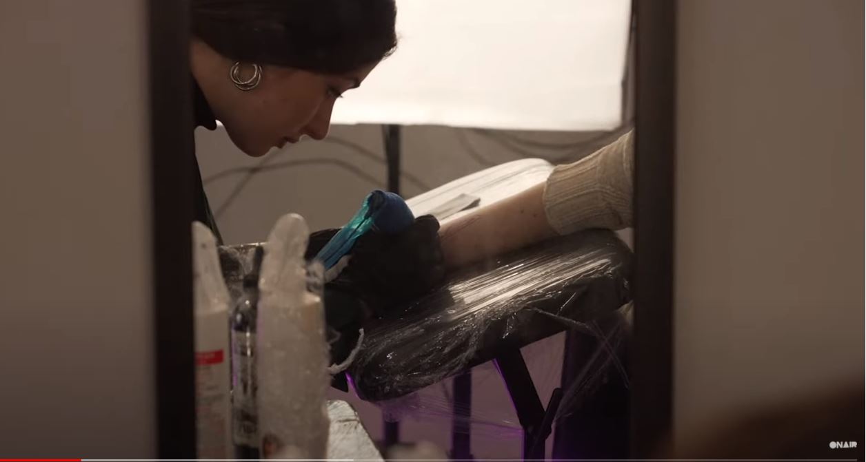Ukrainasve iu rritet interesimi për tatuazhe patriotike (VIDEO)