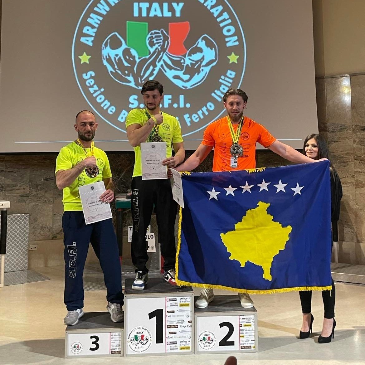 Mendim Ujupaj fiton medaljen e artë dhe të argjendtë në mundjen e krahut