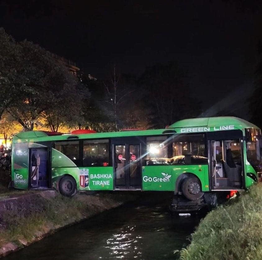 Autobusi dhe makina përplasen dhe përfundojnë në Lanë, lëndohen pesë persona