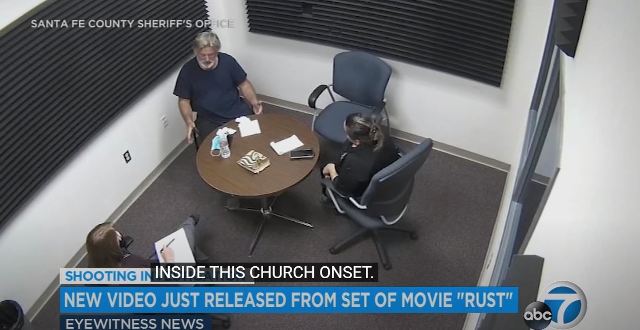 Publikohen pamje nga momenti kur Alec Baldwin qëlloi për vdekje regjisoren Halyna Hutchins (VIDEO)
