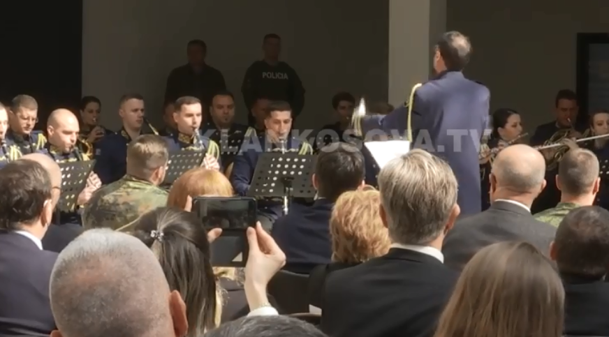Ushtaraku i NATO-s zgjedh “Bareshën” për t’u përshëndetur me Kosovën (VIDEO)