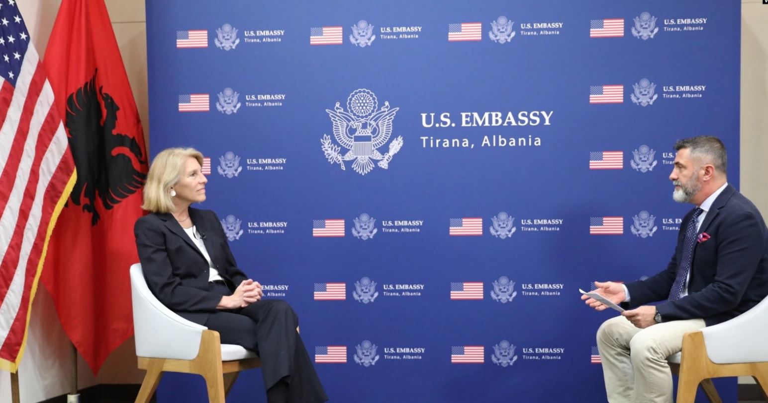 Ndihmëssekretarja amerikane e Shtetit: Me dënimin e sulmit të Rusisë, Serbia qëndroi në anën e duhur të historisë