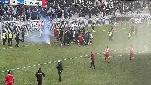 Gazeta kroate shkruan për incidentin në Gjilan: Tifozët e godasin me shkelma në kokë portierin e Ballkanit