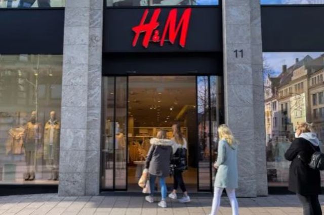 H&M mbyll shumë dyqane nëpër botë, por vjen në Kosovë