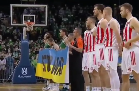 Lojtarët e Crvena Zvezdas shahen në Kaunas për mosmbajtjen e pankartës ‘’Ndal Luftën’’ në mbështetje të popullit ukrainas (VIDEO)