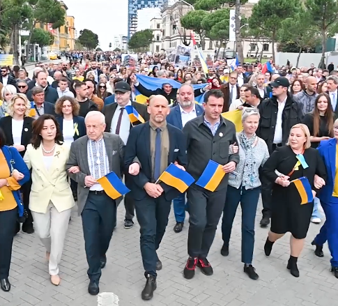Tirana proteston në mbështetje të Ukrainës (VIDEO)