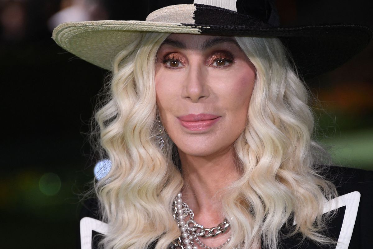 Cher u bën thirrje udhëheqësve të 'armatosin Ukrainën me tanke'