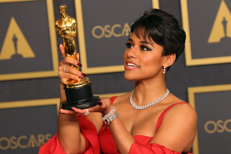 DeBose fiton rol të ri pasi fitoi çmimin e saj historik në Oscars 2022