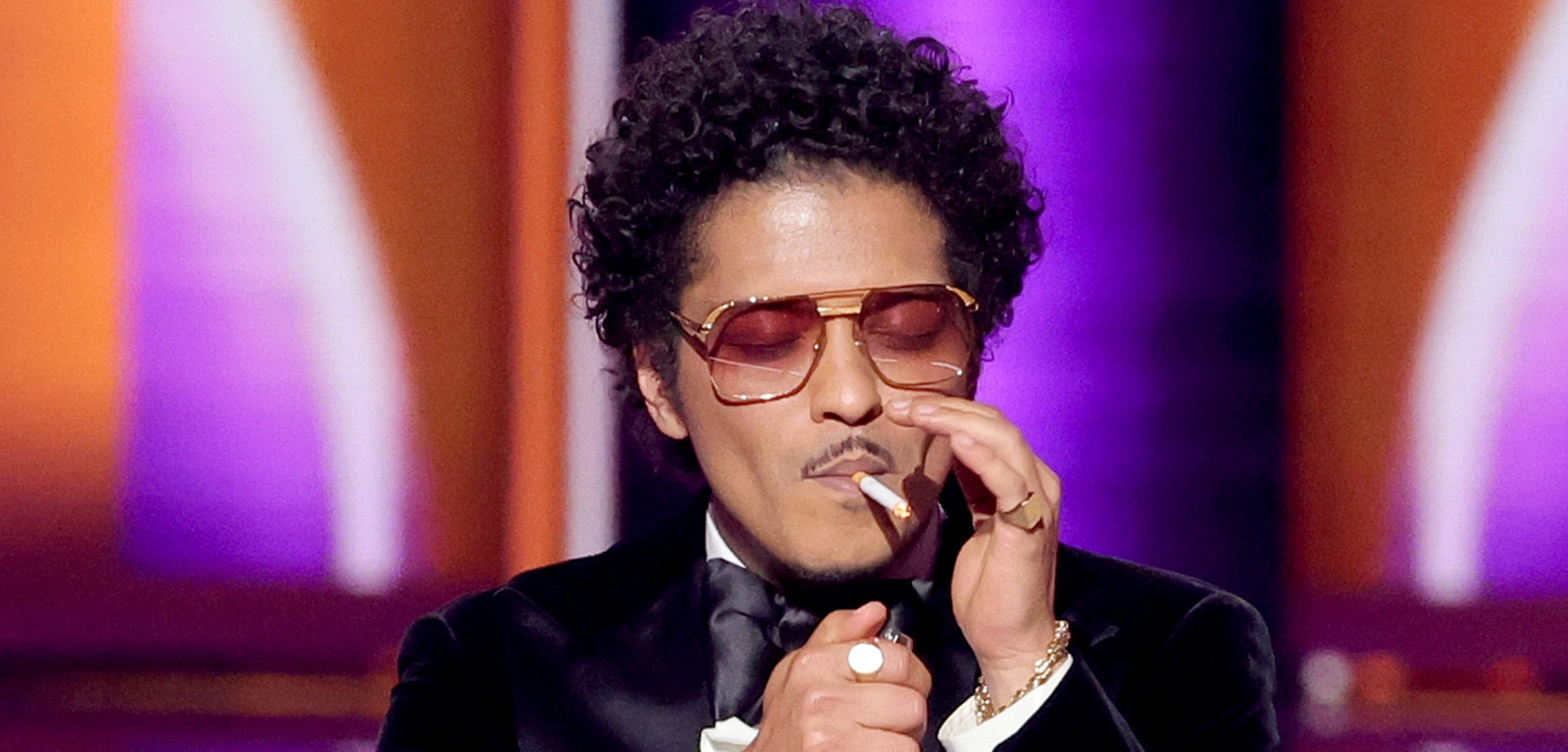 Bruno Mars ndez cigaren në skenë