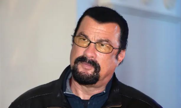 "Ju dua të gjithëve" u thotë Steven Seagal presidentit Putin dhe aleatëve të tij (VIDEO)