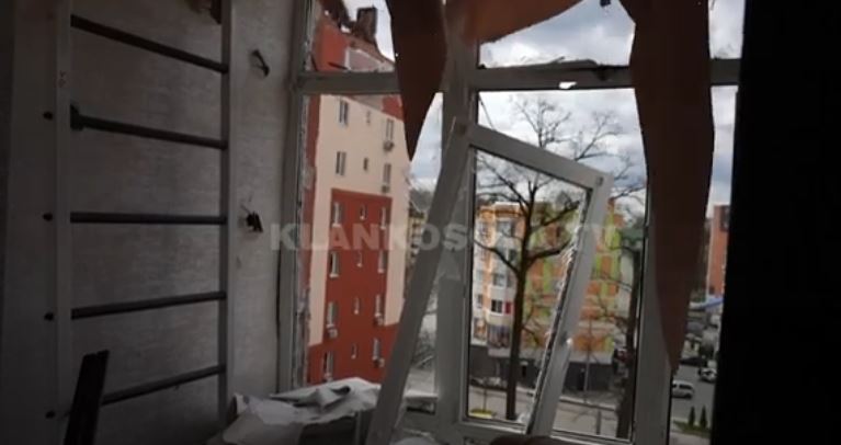 Banorët kthehen në Irpin të Ukrainës, i gjejnë shtëpitë e shkatërruara (VIDEO)