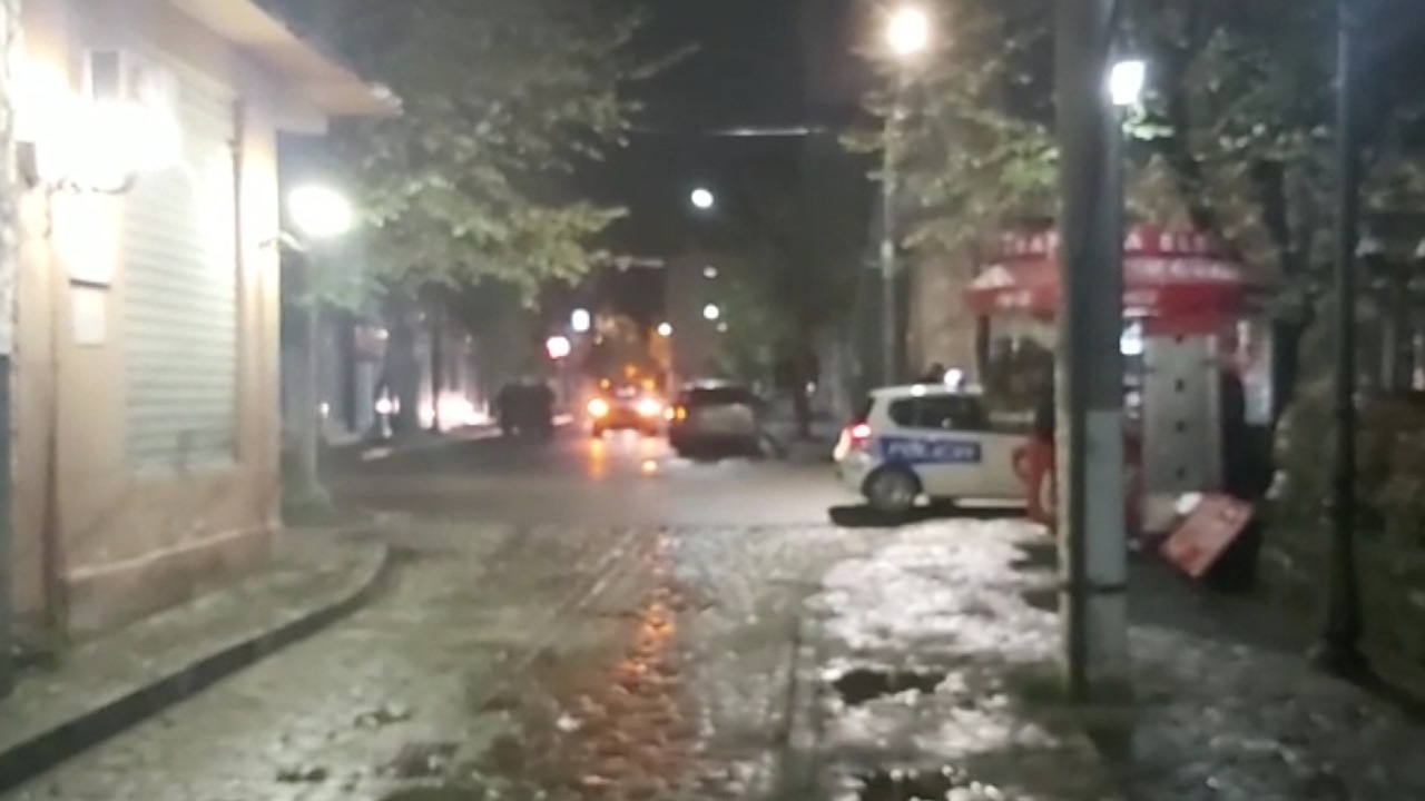 I zunë pritën rrugës për në shtëpi, sulmohet me sende të forta kancelari i gjykatës së Elbasanit