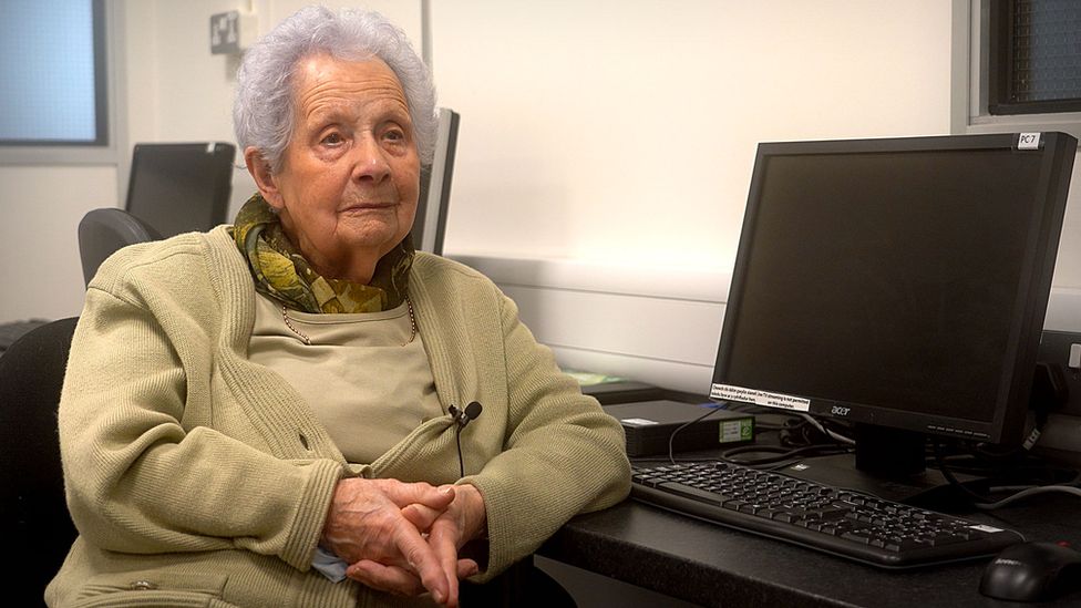 100-vjeçarja britanike ndjek kurse për IT