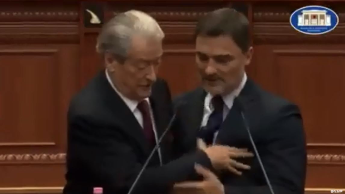 Incidenti Berisha-Alibeaj, Rama tallet me PD-në: Xhudo në parlament (VIDEO)
