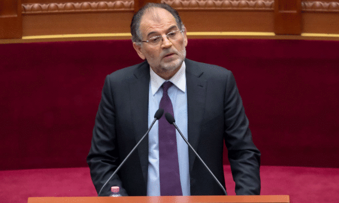 Politikani shqiptar thotë se "kanabisi është bimë e bekuar"
