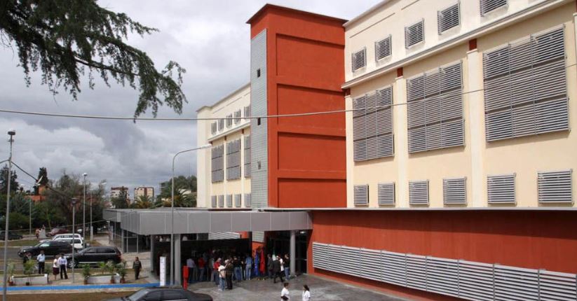 E reja shkon me dhimbje barku në spital, lind në tualetin e Urgjencës në Shqipëri