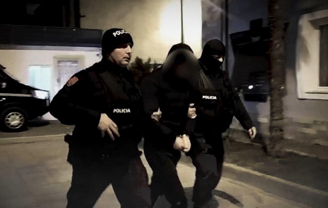 Italia e kërkonte për pengmarrje dhe prostitucion, arrestohet në Durrës