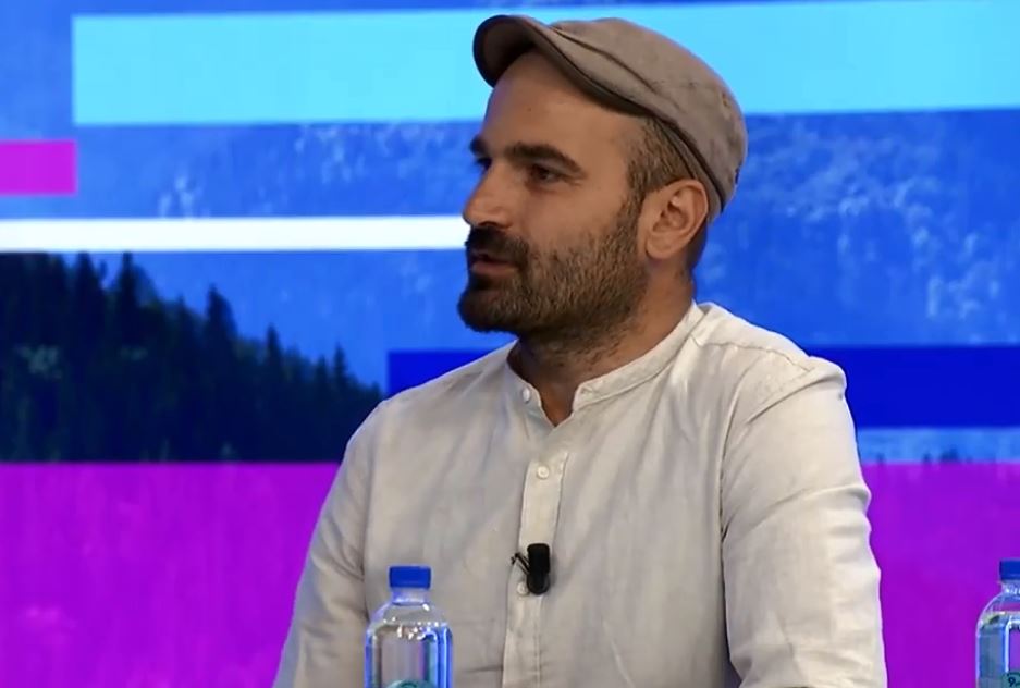 Visar Kryeziu, artisti që krijon vepra më një vijë sot me ekspozitë në Prishtinë (VIDEO)