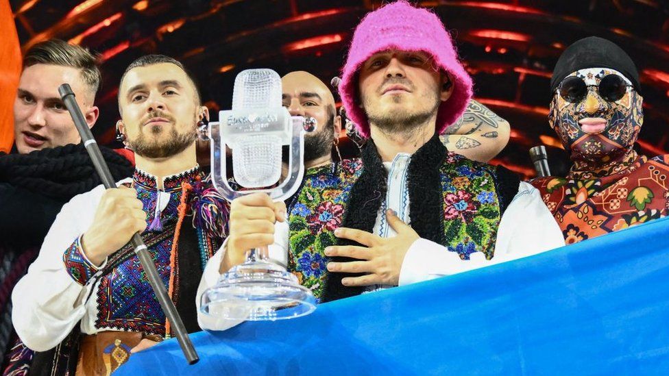 Fituesit e Eurovizionit e shesin trofeun për të blerë dronë për Ukrainën