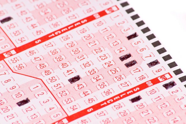 Gruaja fitoi 25 mijë dollarë nga një biletë lotarie falas