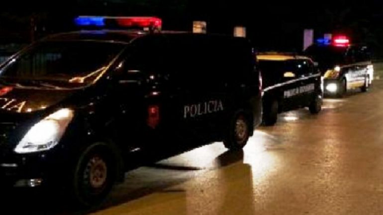 Polici qëllon me armë zjarri kolegun tij në ambientet e komisariatit