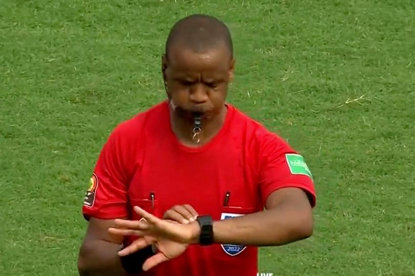 Arbitri që fishkëlleu për përfundim të ndeshjes në minutën e 85-të në AFCON, u zgjodh për Kupën e Botës
