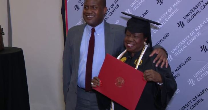 82-vjeçarja diplomon në bachelor