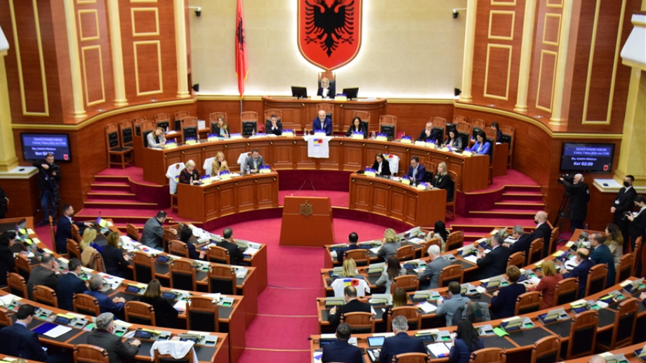 Kuvendi i Shqipërisë nuk e voton rezolutën për njohjen e gjenocidit në Srebrenicë