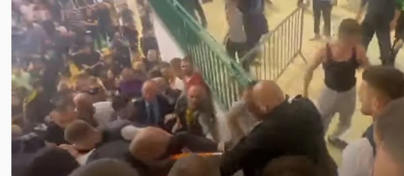 Momenti kur largohet shikuesi i alivanosur nga palestra "Minatori" (VIDEO)