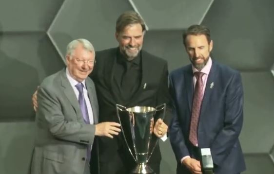 Jurgen Klopp shpallet trajneri më i mirë i sezonit në Premier League (VIDEO)