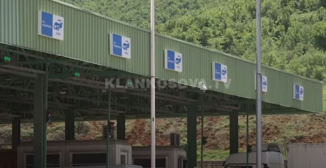 Vozitësi kërcënon me thikë, doganieri mbrohet me kaci (VIDEO)