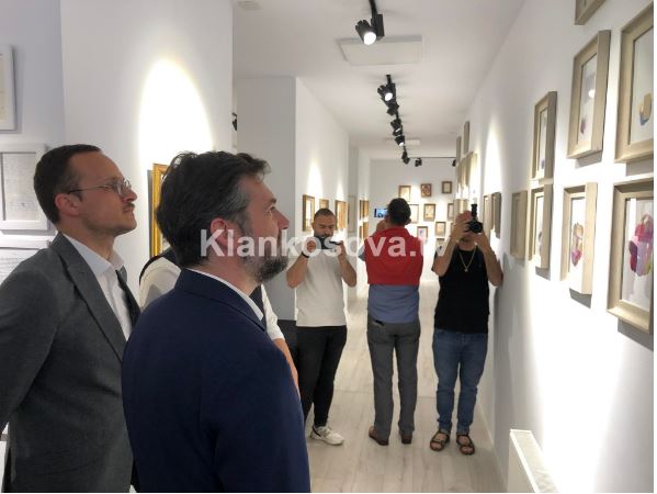 Ministri Çeku viziton ekspozitën kushtuar masakrës së Llashticës në Gjilan (FOTO)