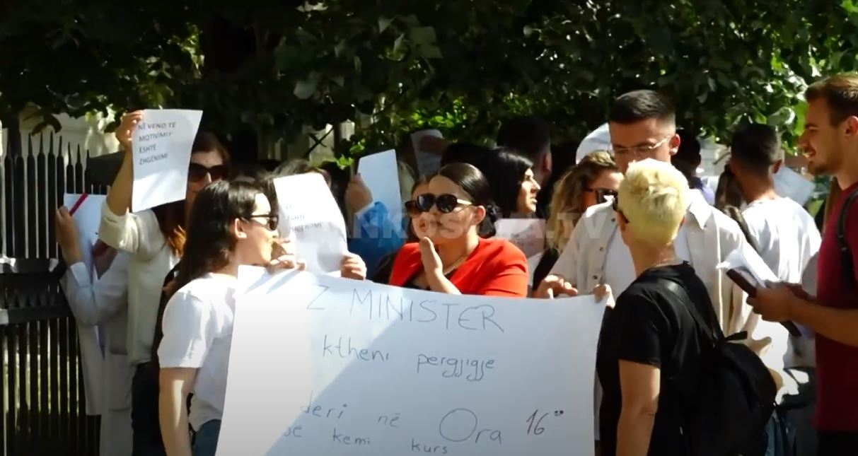 Protestojnë të papaguarit, “shantazhojnë” me këngë kurbeti (VIDEO)