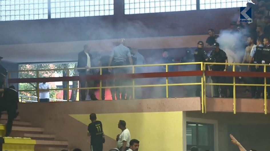 Peja - Trepça, ndërpritet loja - tifozët shkaktojnë tollovi (VIDEO)