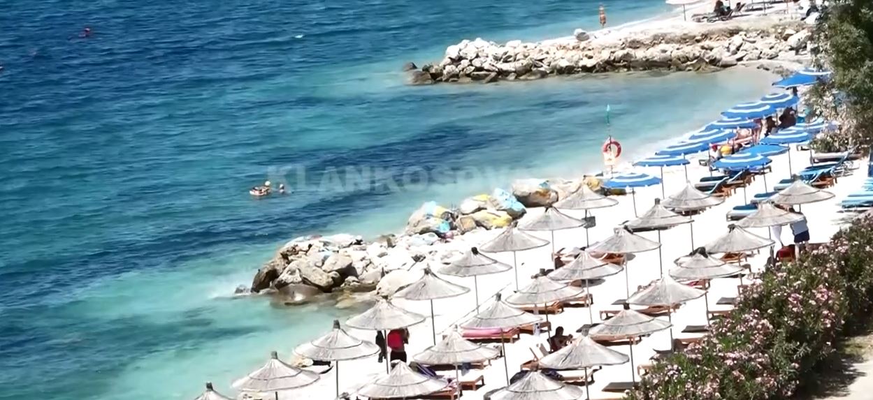 Saranda shpalos ofertat verore, jo gjithaq të lira, në Prishtinë (VIDEO)