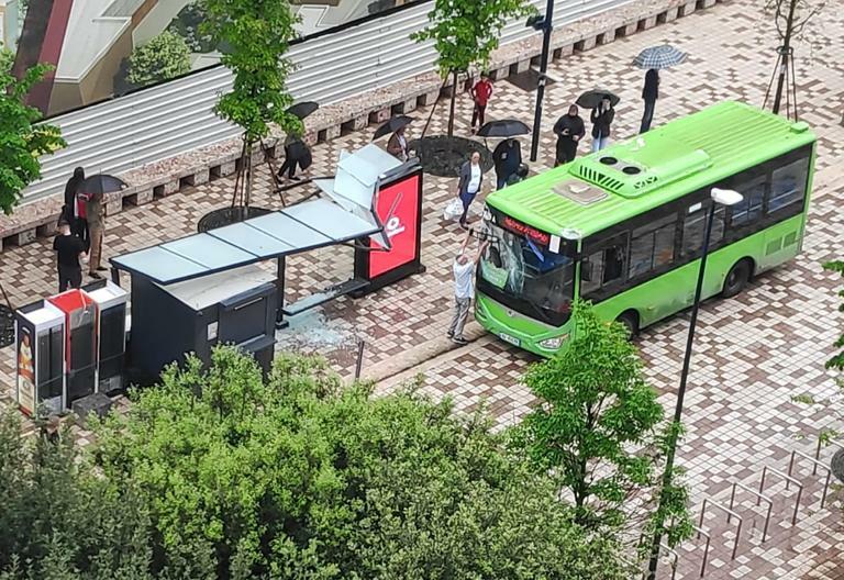 Aksidentohet një tjetër autobus urban në Tiranë