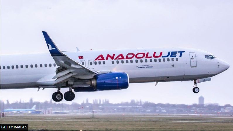 Piloti turk e ndalon fluturimin pasi pasagjerët kishin në telefona fotografi të aksidenteve