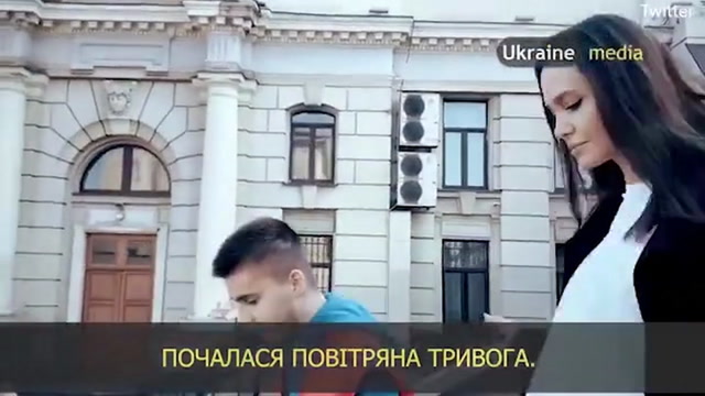 Momenti kur Angelina Jolie dërgohet me nxitim në strehën e bombave gjatë vizitës në Ukrainë (VIDEO)