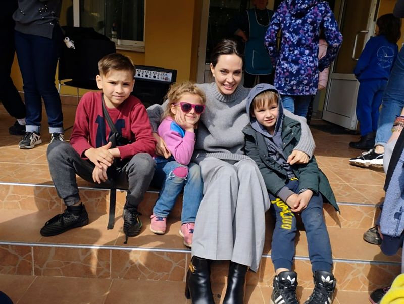 Jolie vizitoi shkollën dhe një institucion mjekësor në Lviv të Ukrainës