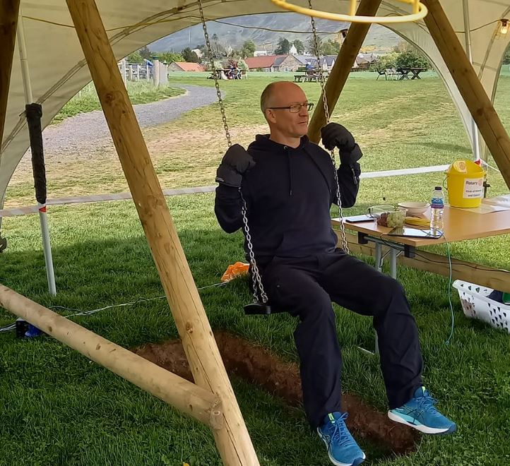Britaniku kaloi 36 orë duke u lëkundur për të thyer Rekordin Botëror (VIDEO)
