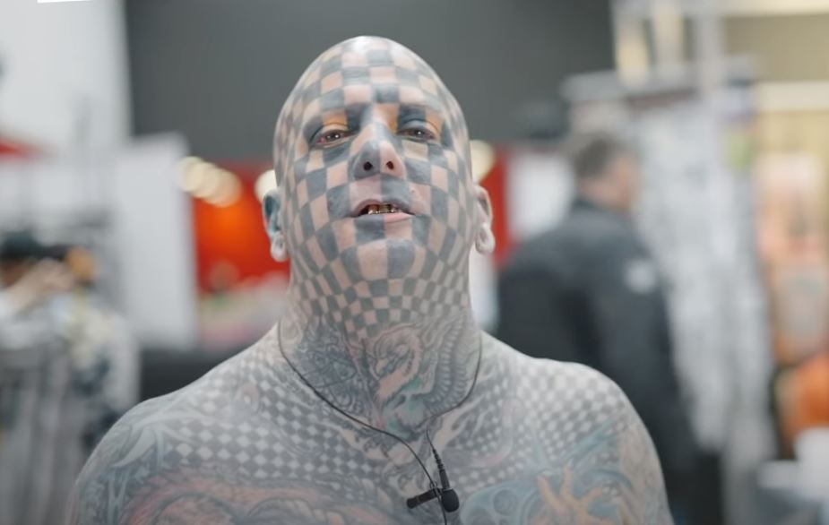 Burri me rekord botëror për 848 tatuazhe në formë katrori (VIDEO)