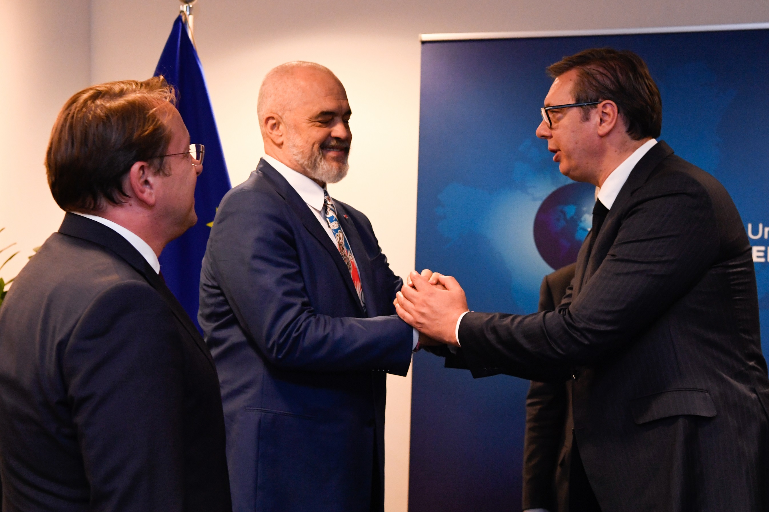 Duarshtrëngim i ngrohtë mes Edi Ramës dhe Aleksandar Vuçiqit në Bruksel