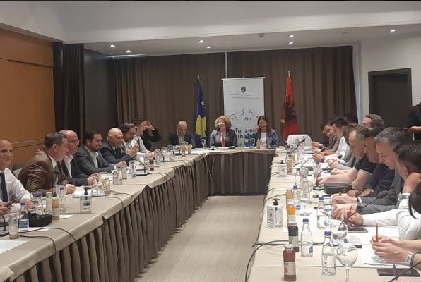 Ministrja Hajdari takohet me homologen nga Shqipëria