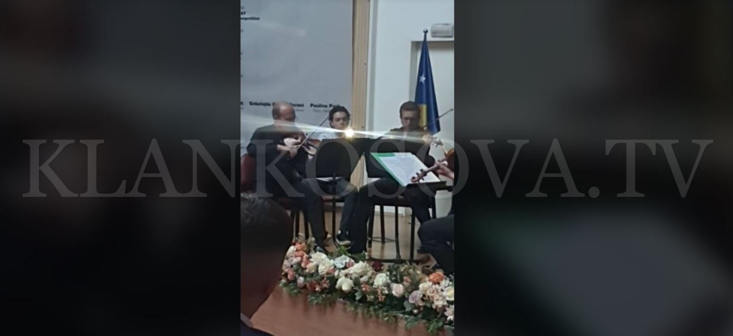 S’ka rrymë, instrumentistët përdorin telefonat për ndriçim në “Chopin Piano Fest Prishtina” (VIDEO)