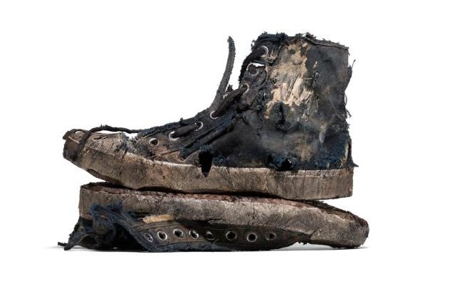 Balenciaga hedh në shitje atlete të grisura për njëmijë e 850 dollarë