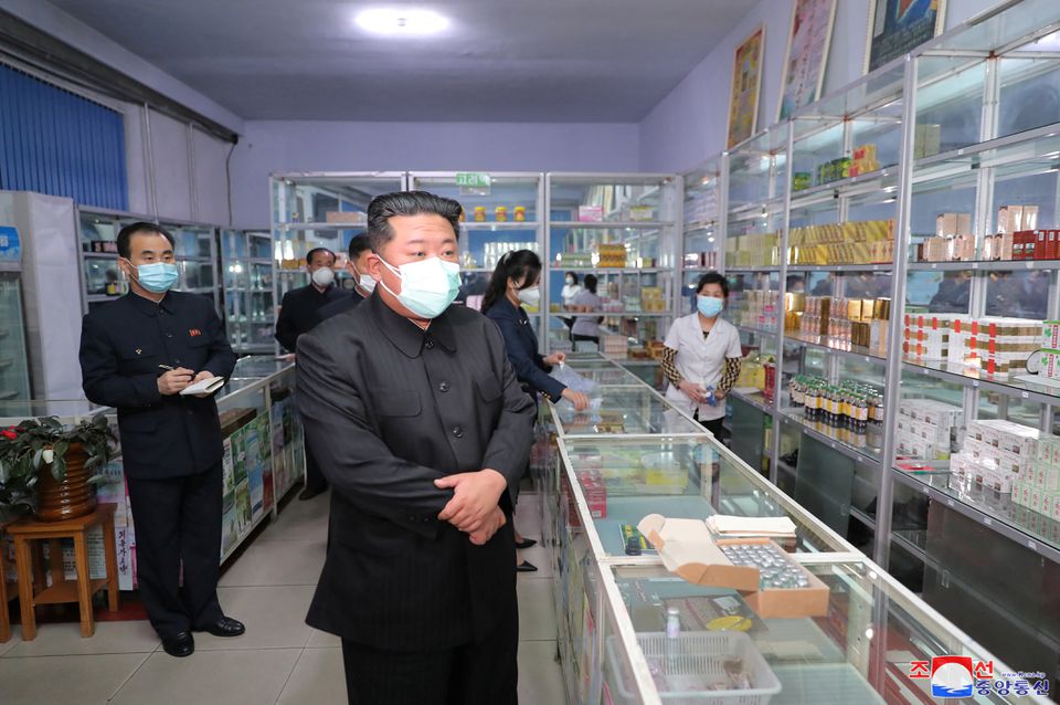 Kim i Koresë së Veriut urdhëron ushtrinë të stabilizojë furnizimin me ilaçe për COVID