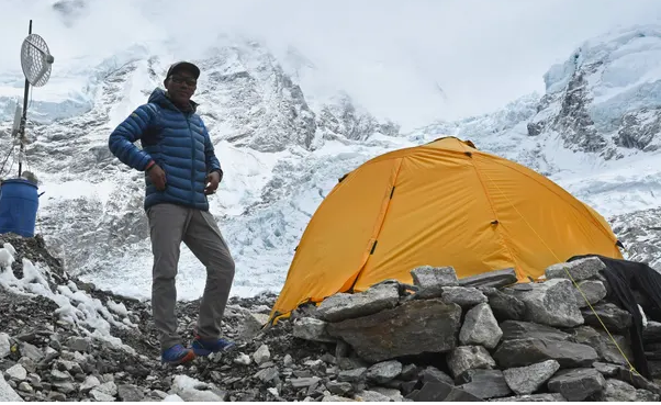 Everesti u ngjit 10 mijë e 657 herë, por ky nepalez theu rekord (FOTO)