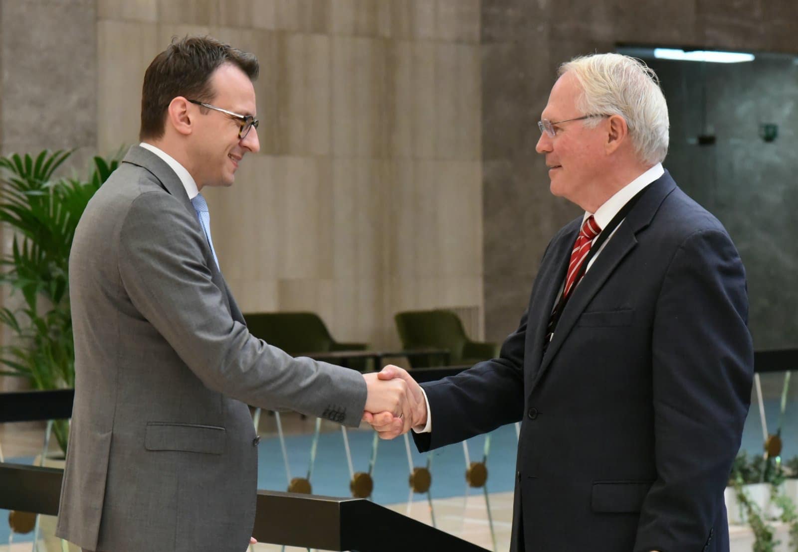 Petkoviq i ankohet ambasadorit amerikan për Asociacionin: Kosova po ia mbyll derën dialogut