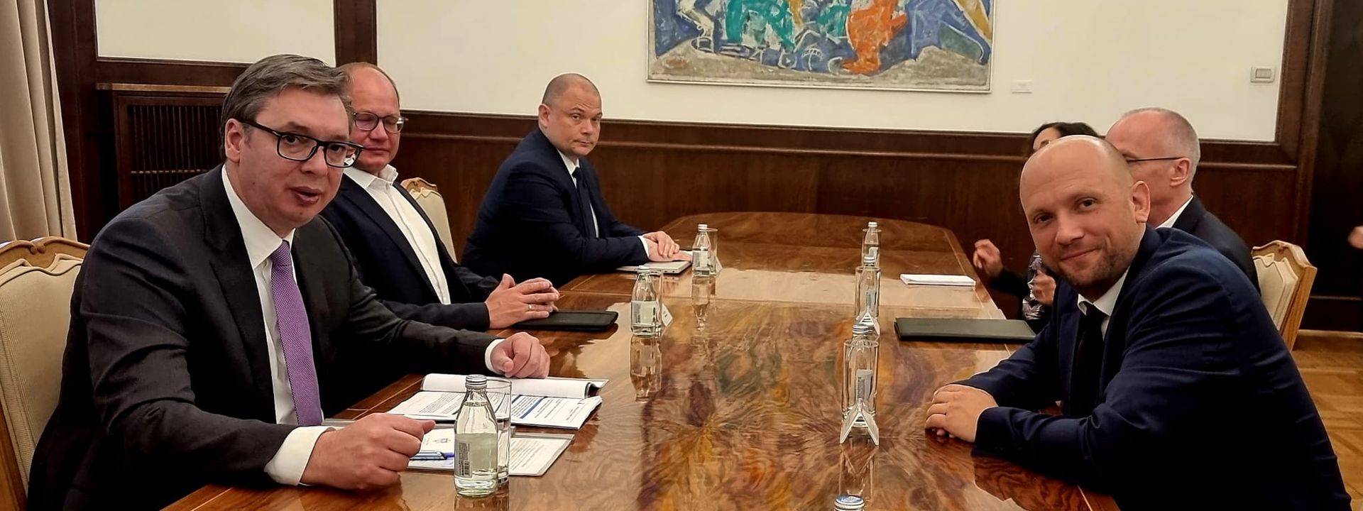 Sarrazin në Serbi, diskuton me Vuçiqin për dialogun